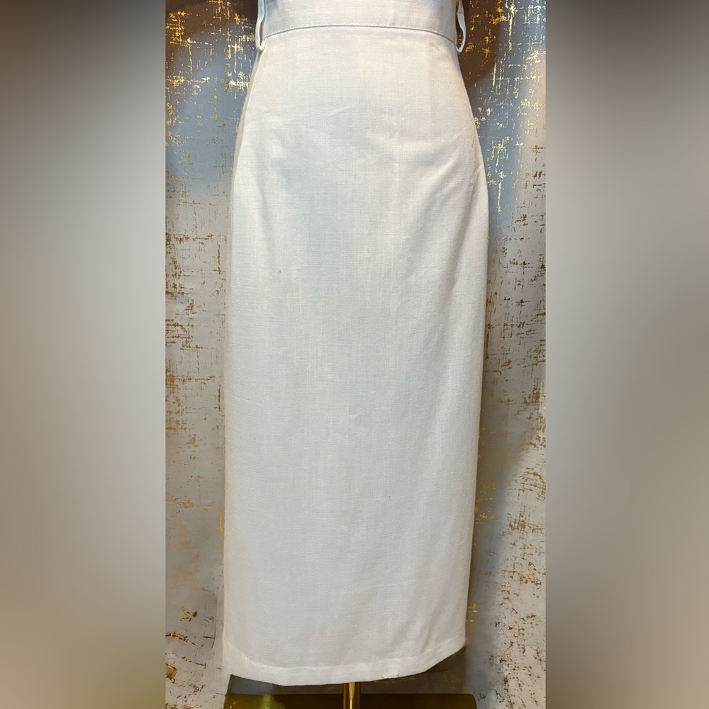 White High-Waisted Skirt with Button Detail - Picture 4 of 4